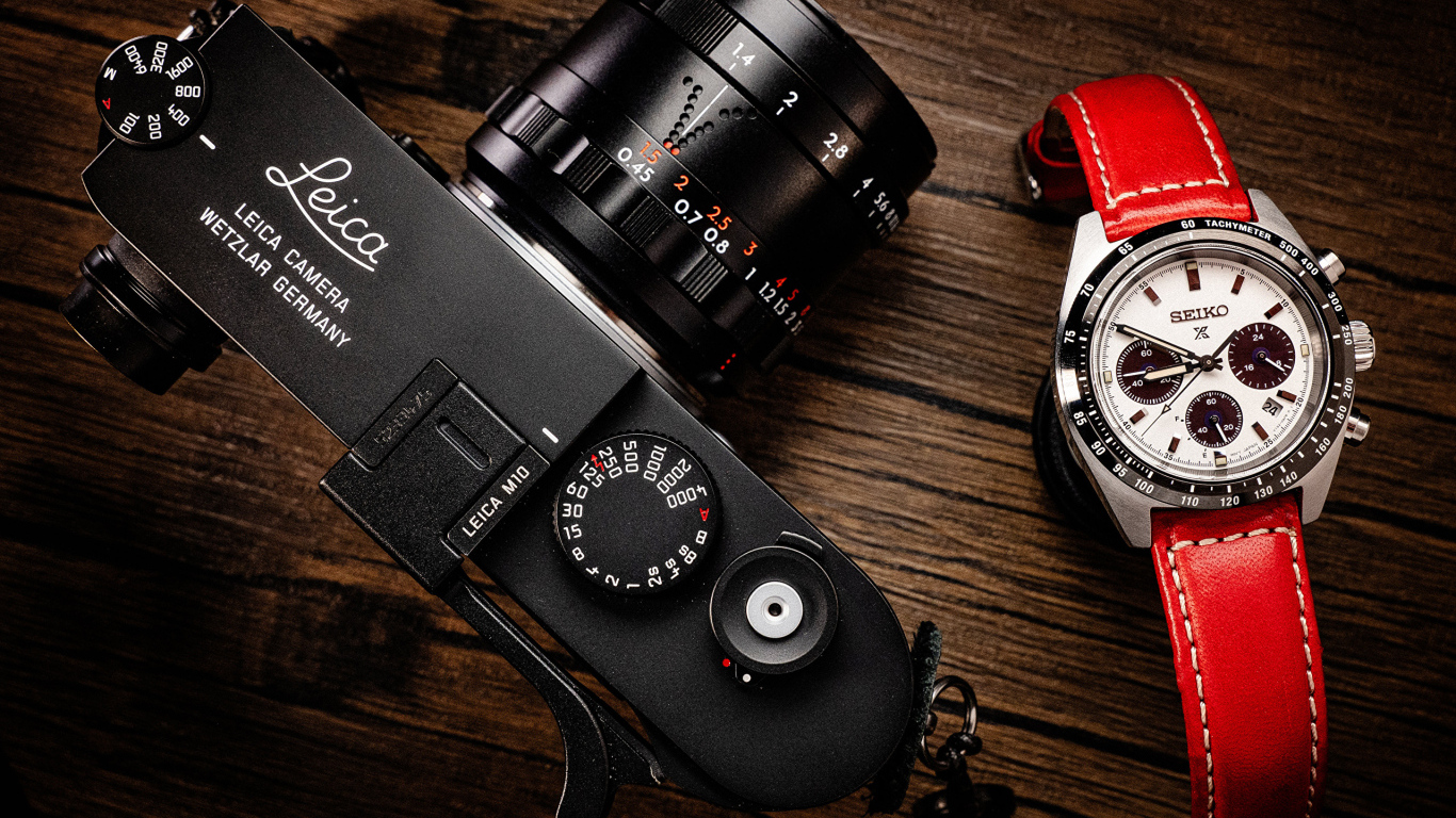 Фотоаппарат Leica M10 и часы на столе