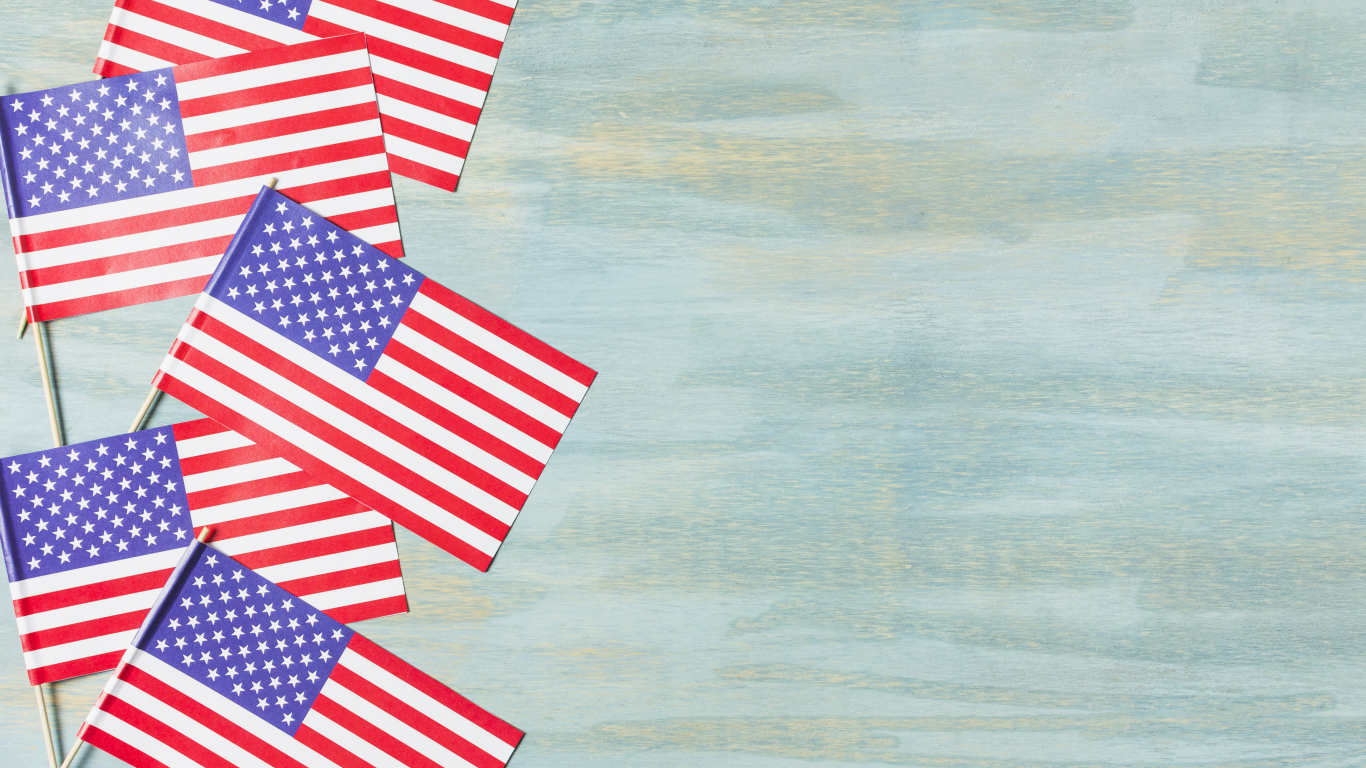 Много флагов Америки на голубом фоне