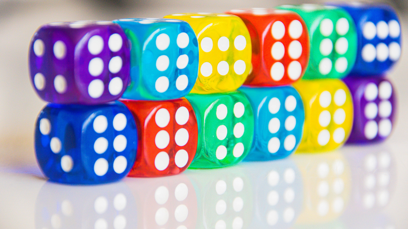 Разноцветные игральные кости на столе