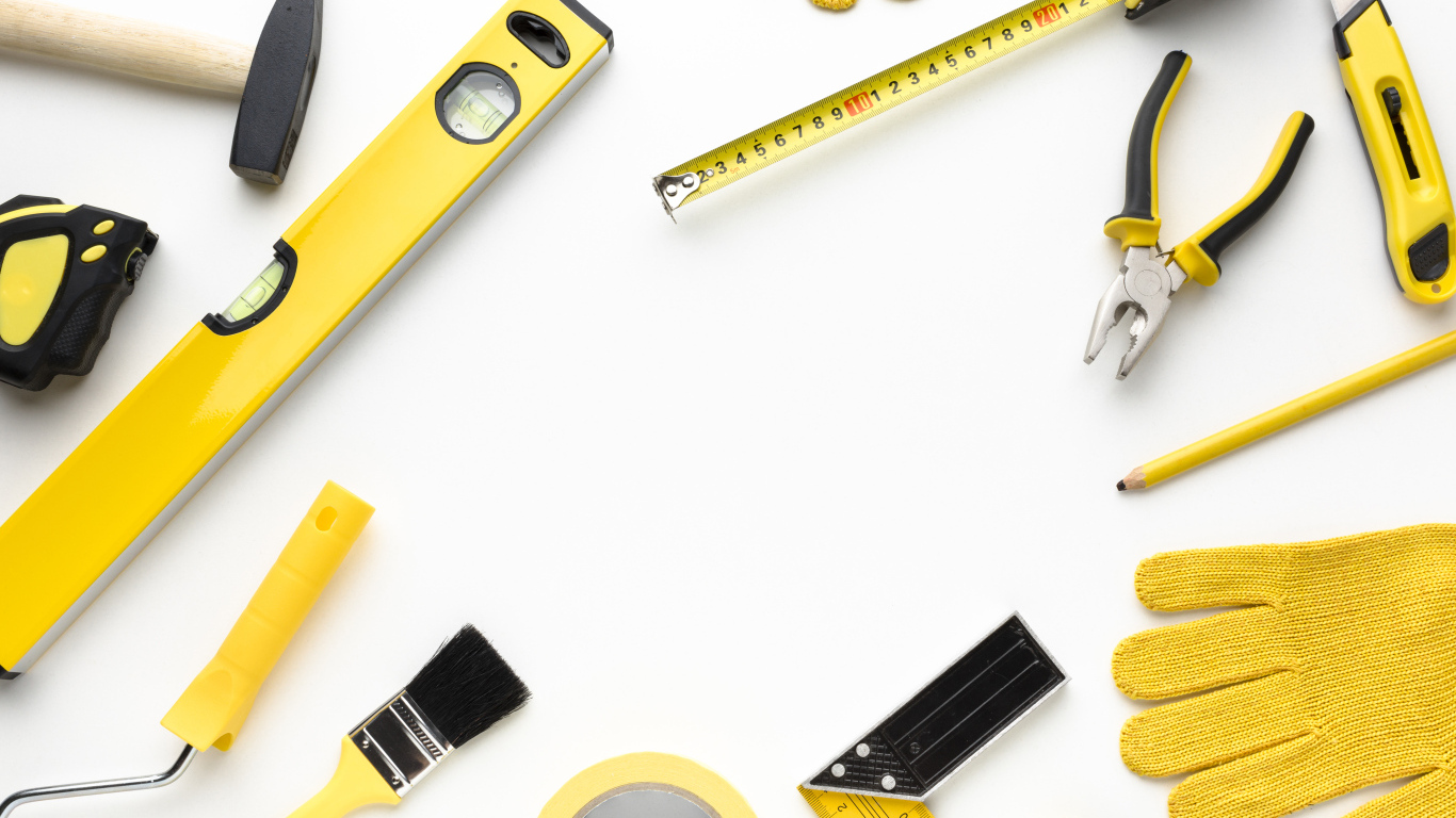 Инструменты маляра на белом фоне