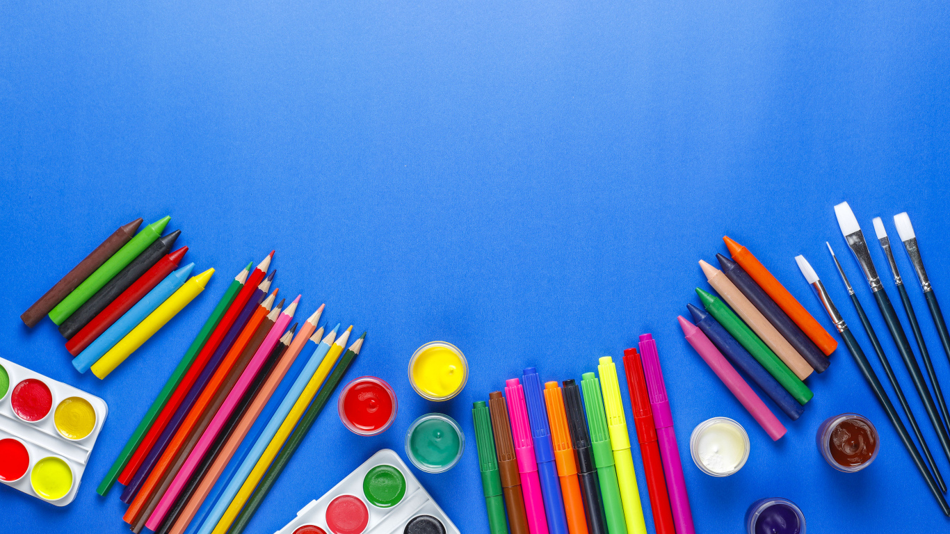 Карандаши, краски, фломастеры и кисти на голубом фоне