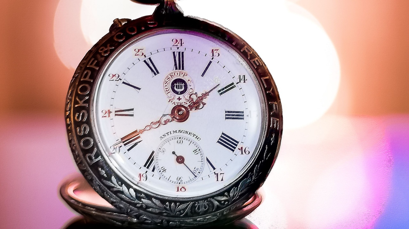 Карманные часы крупным планом