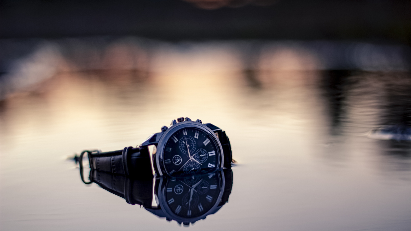 Наручные часы лежат в воде