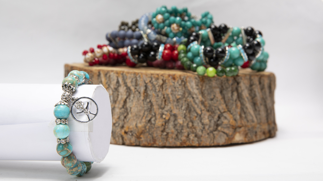 Браслеты из драгоценных камней на сером фоне