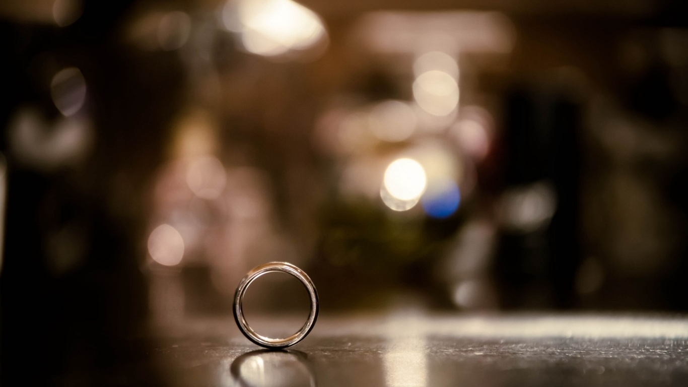 Золотое кольцо на ровной поверхности 