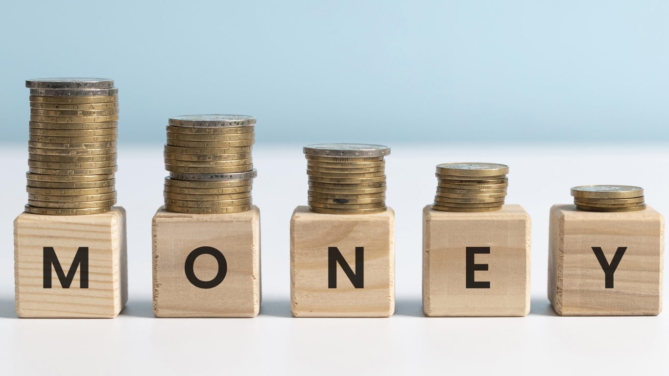 Кубики с золотыми монетами на голубом фоне