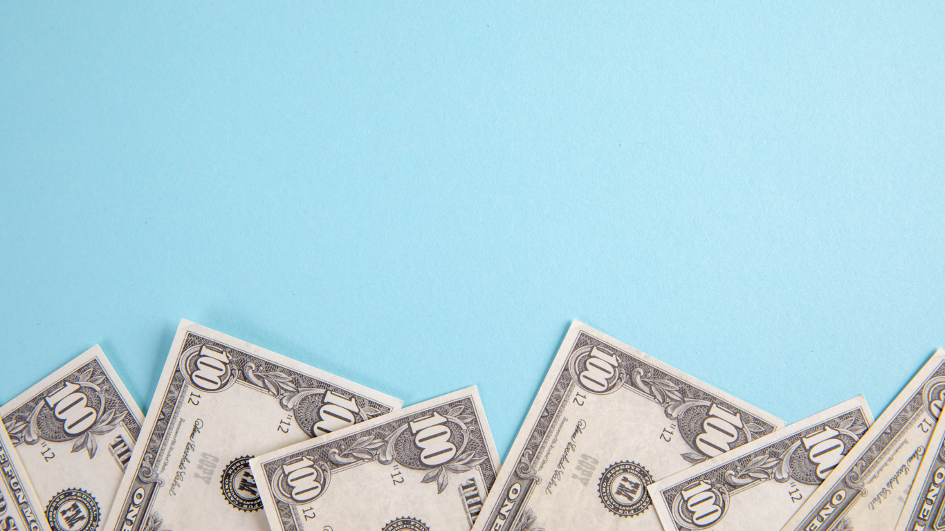 Банкноты доллары на голубом фоне