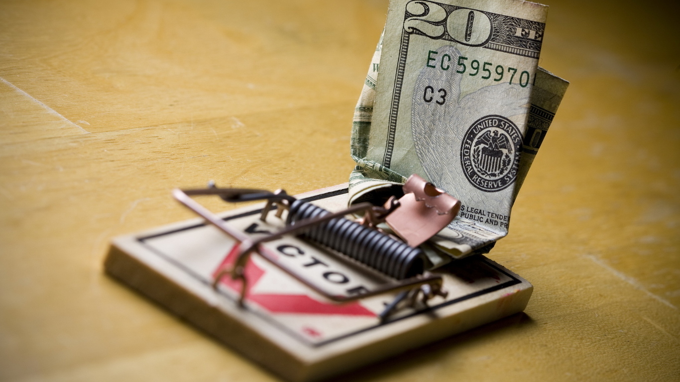 Купюра доллара в мышеловке