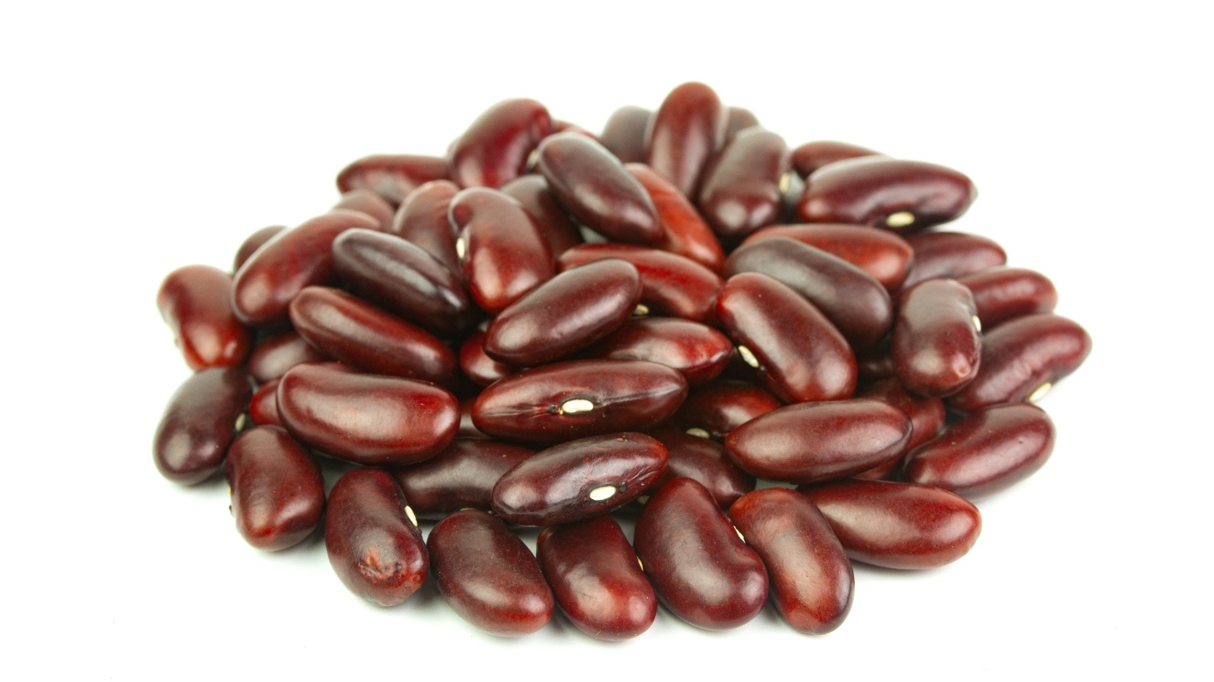 Горка красной фасоли на белом фоне