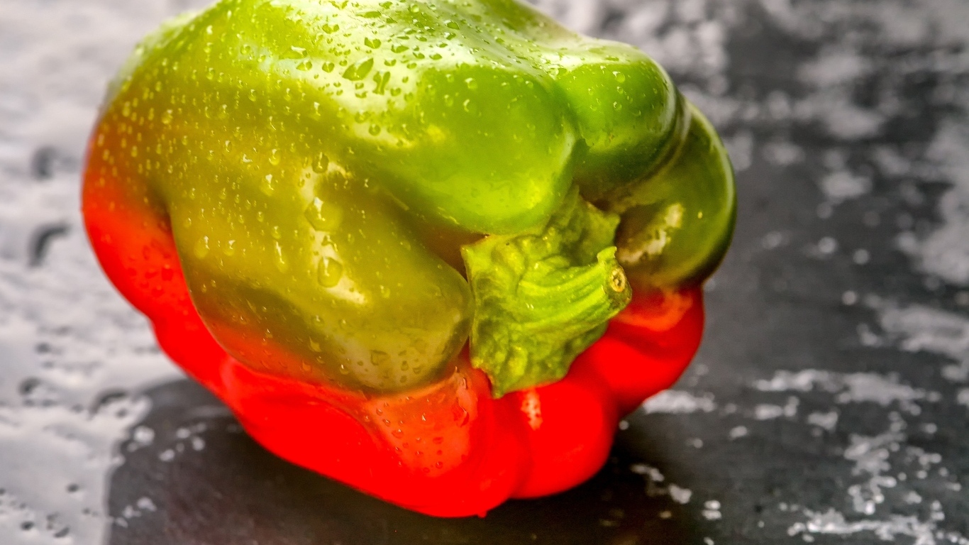 Болгарский перец в каплях воды