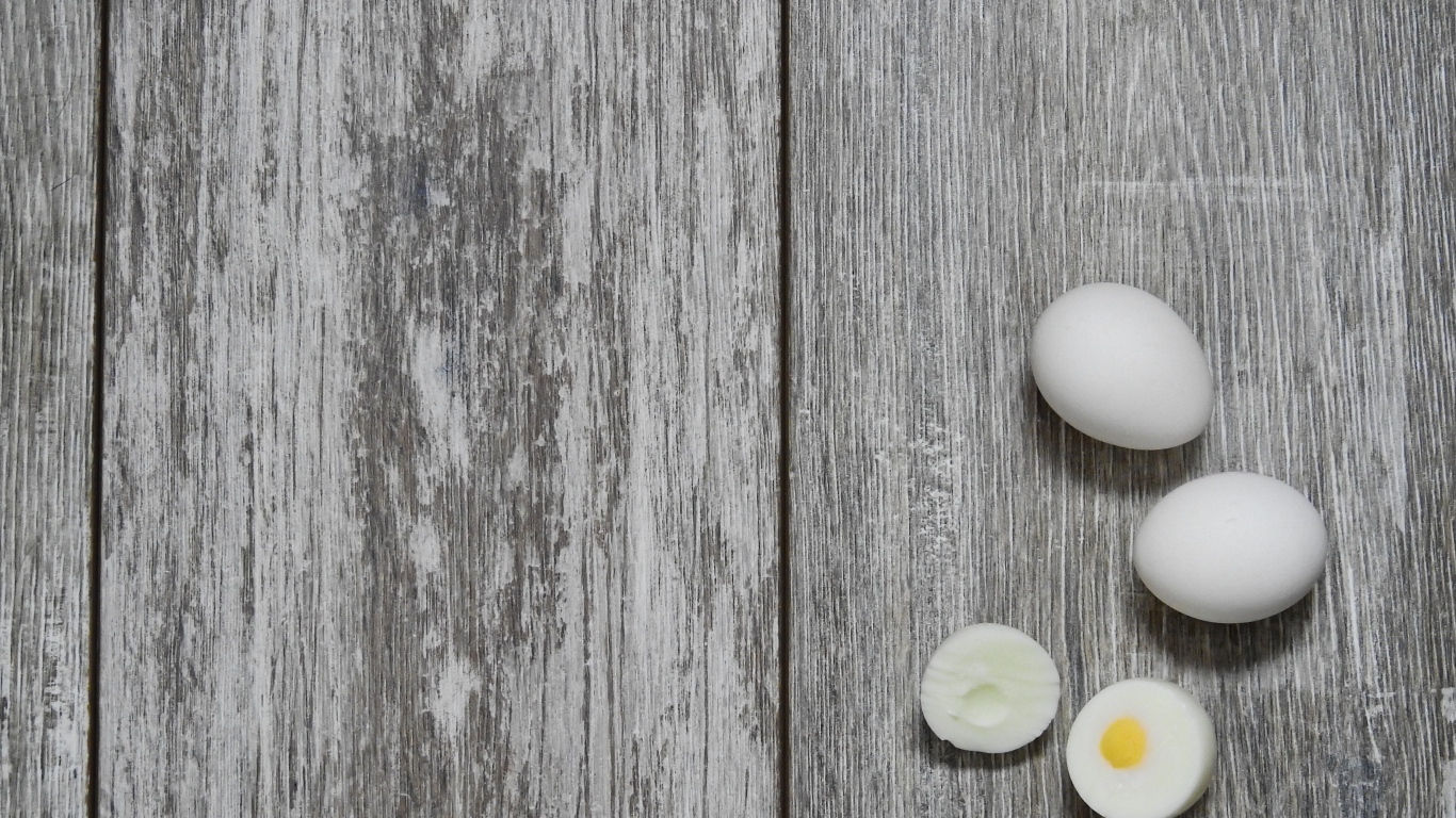 Вареные яйца на деревянном фоне