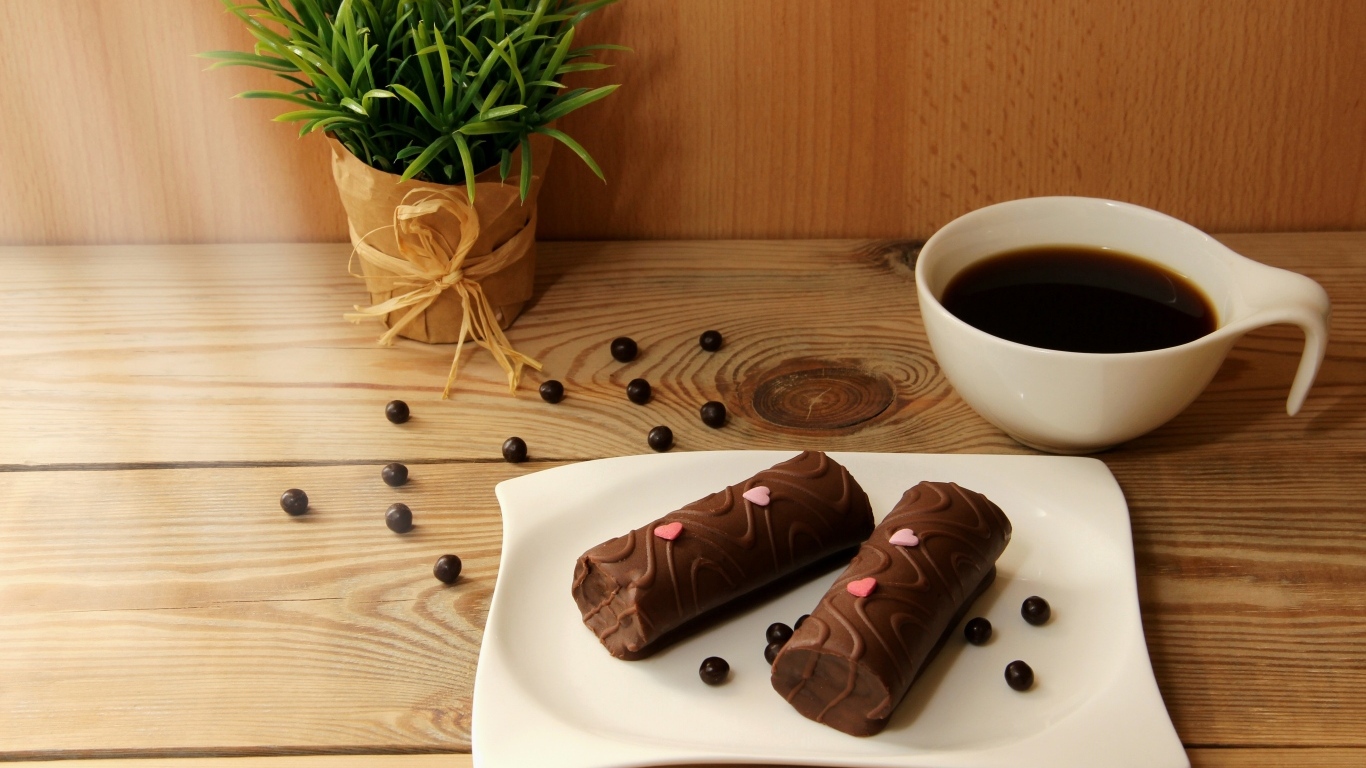 Шоколадные батончики на столе с кофе