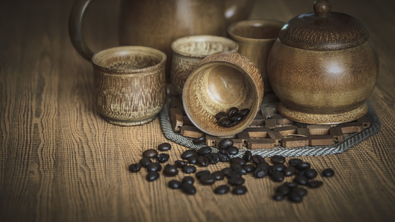 Кофейные зерна с посудой на столе