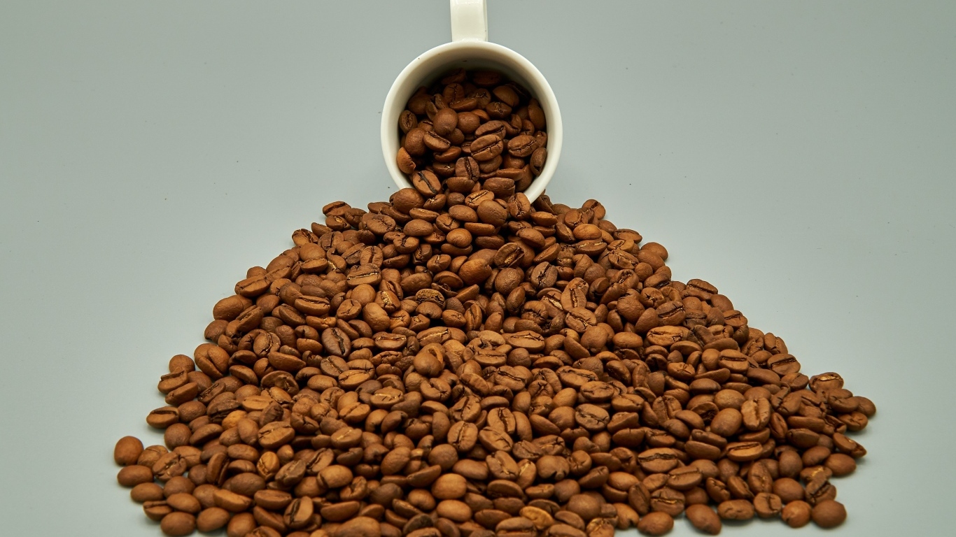 Чашка с горкой кофейных зерен