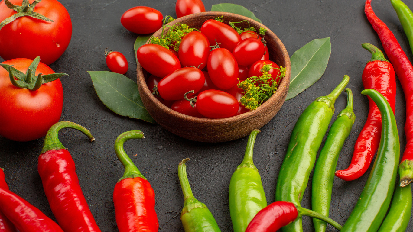 Свежие помидоры на столе с острым перцем