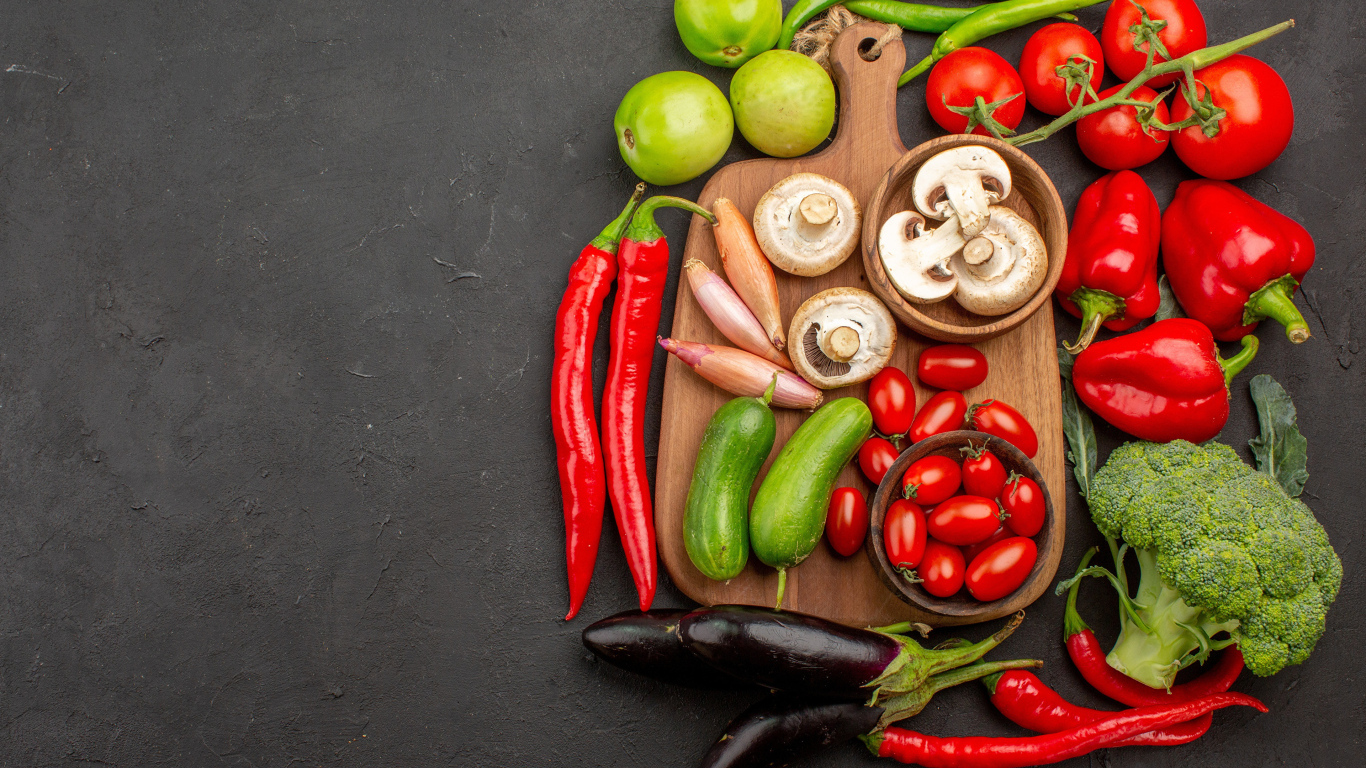 Свежие овощи на разделочной доске на столе