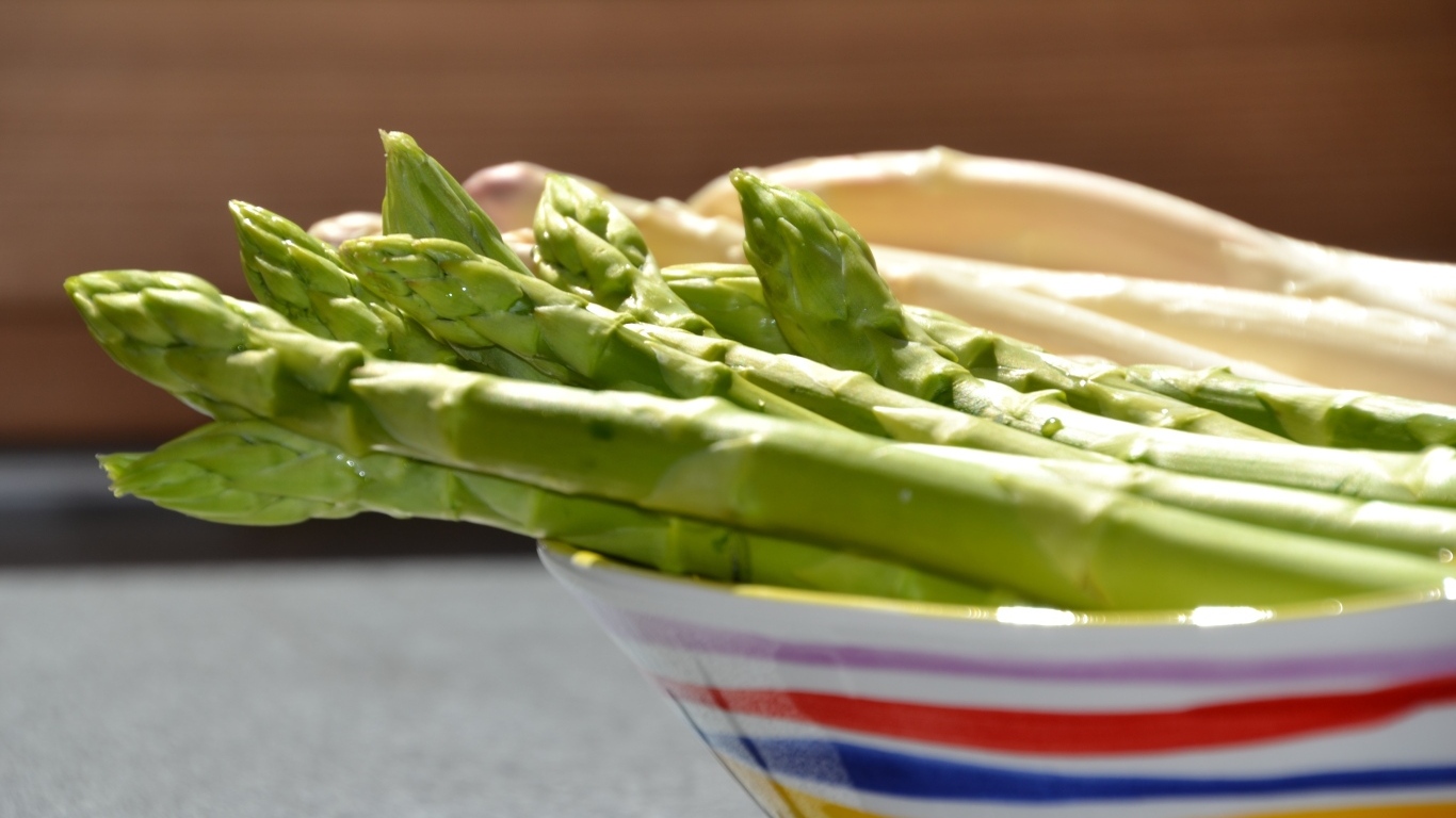 Зеленая спаржа в тарелке на столе