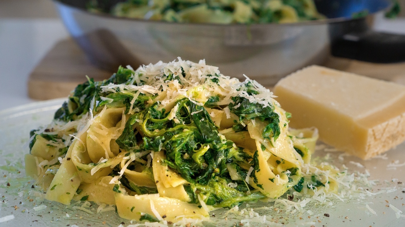 Макароны с тертым сыром и шпинатом