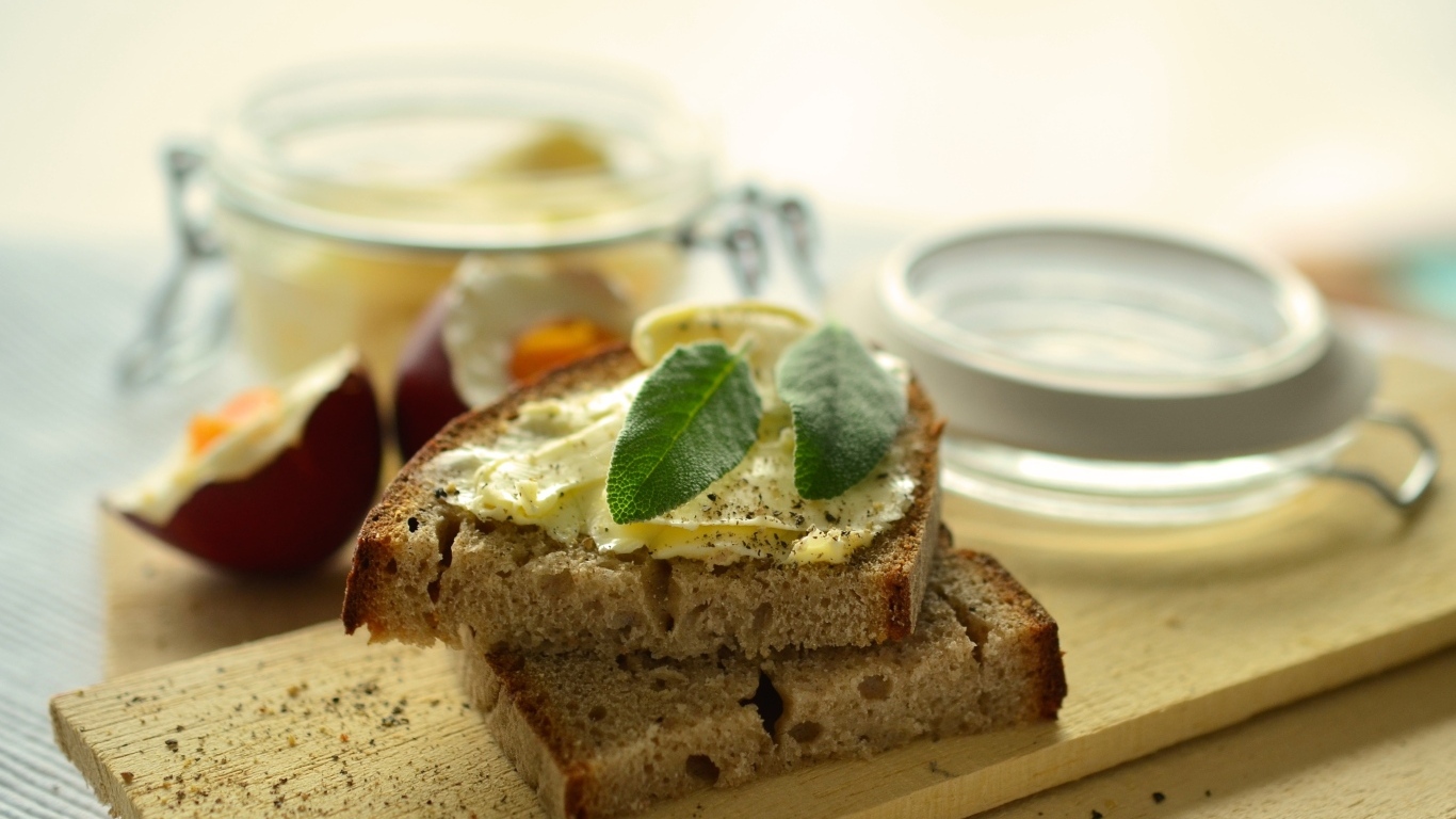 Кусочки хлеба с маслом на столе