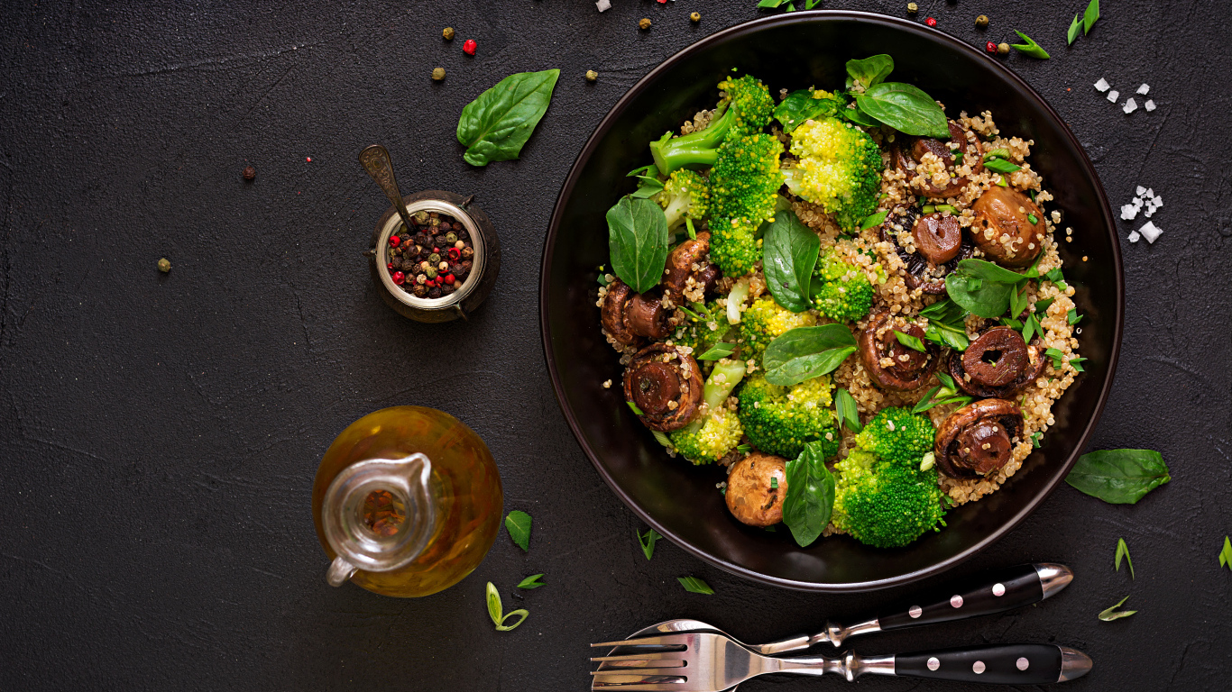 Каша с овощами и грибами в сковороде на столе