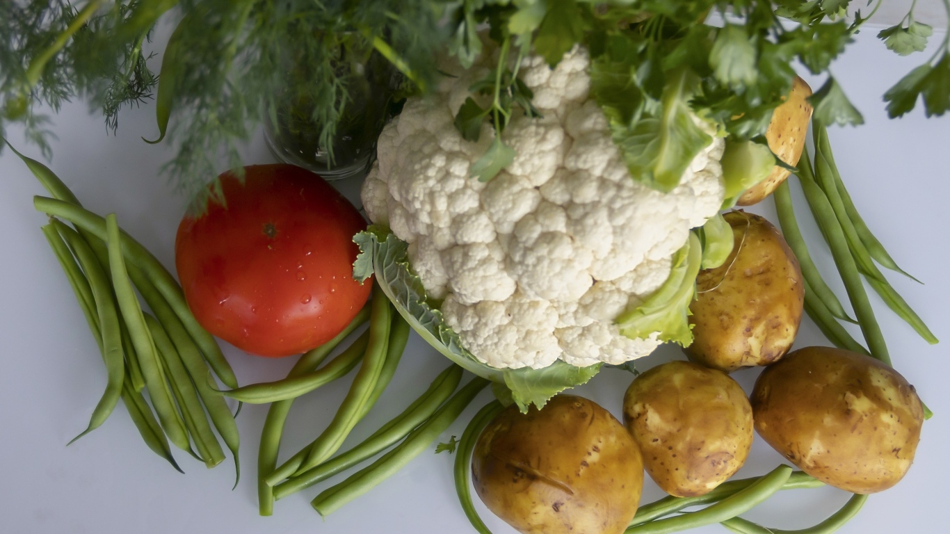 Сырые полезные овощи на сером столе