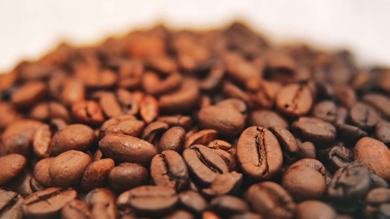 Жареные кофейные ароматные зерна крупным планом