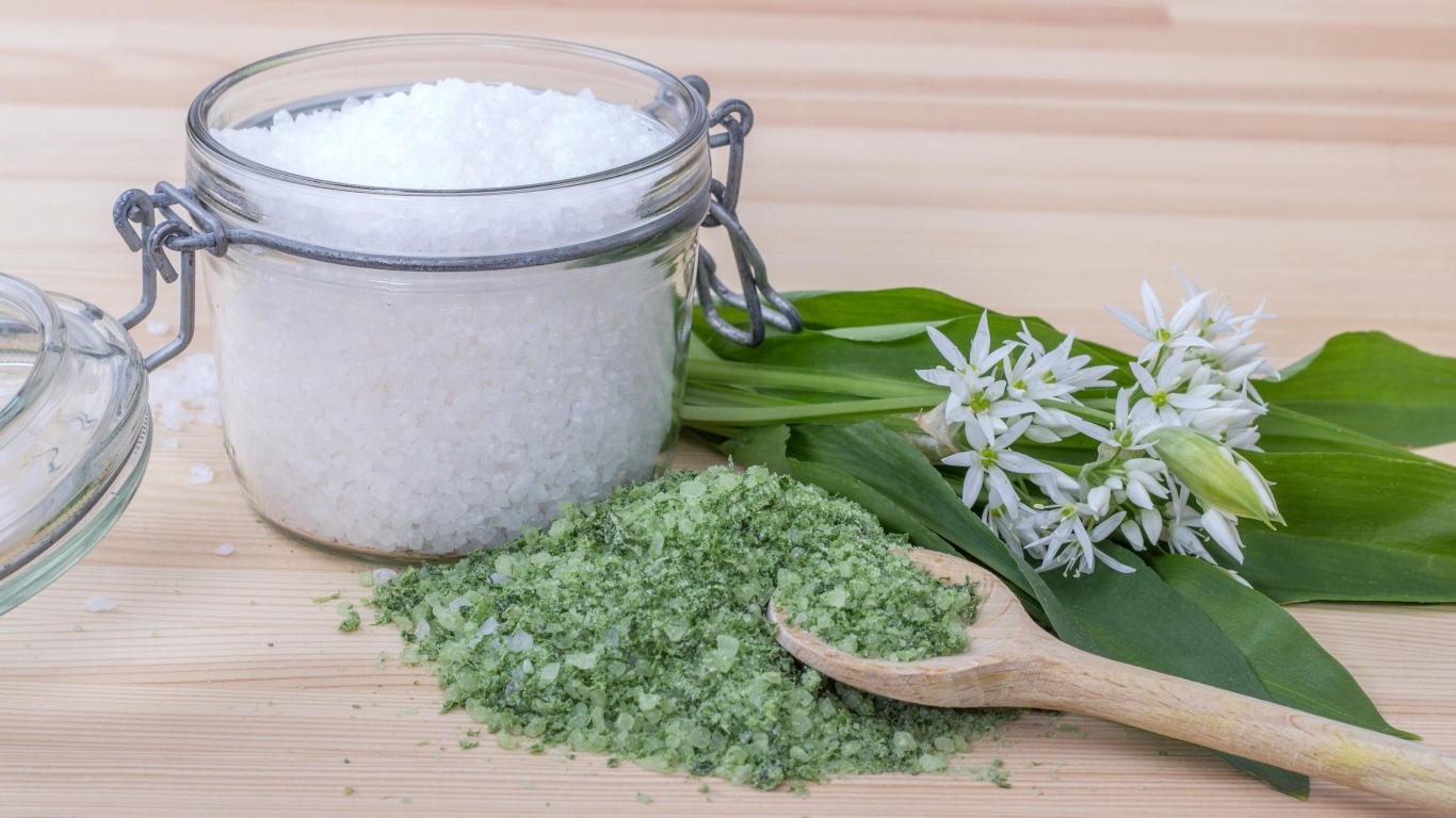 Соль с черемшой на деревянном столе