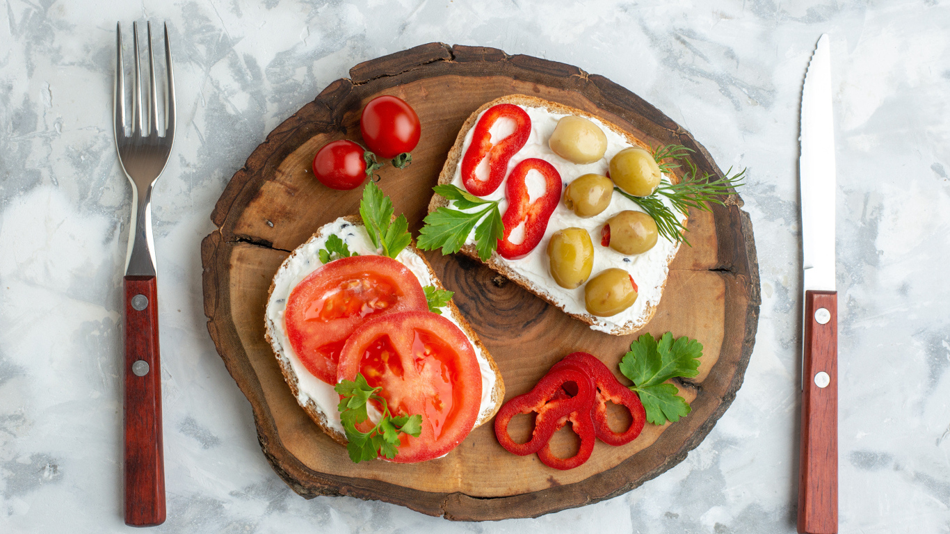Бутерброды с сыром, оливками и кусочками помидора