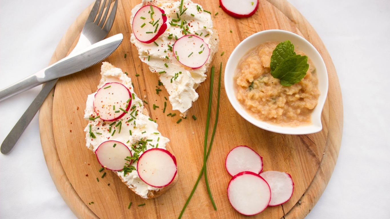 Бутерброды с сыром и редисом