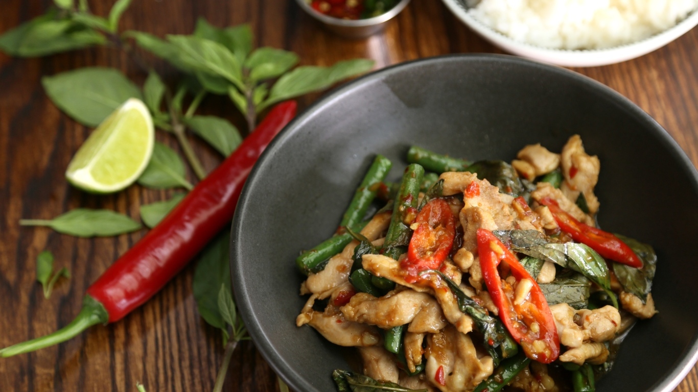 Острое тайское блюдо в тарелке