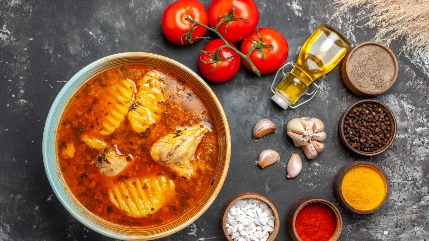 Острый суп с курицей на столе со специями