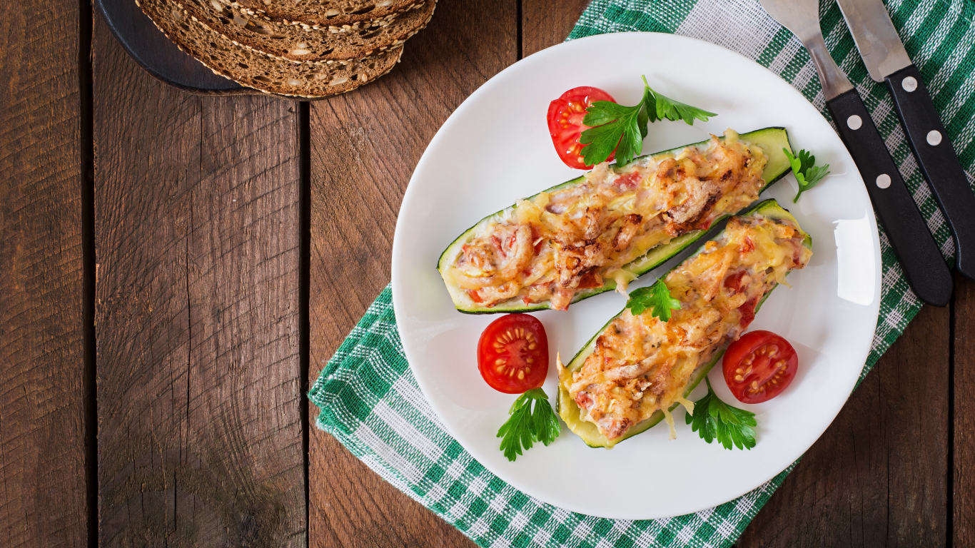 Фаршированные запеченные кабачки на тарелке