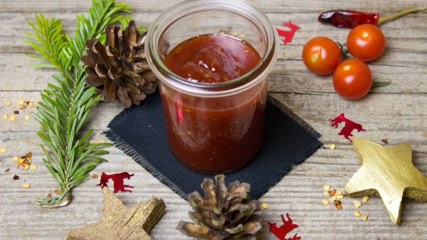 Томатный соус на столе шишками 