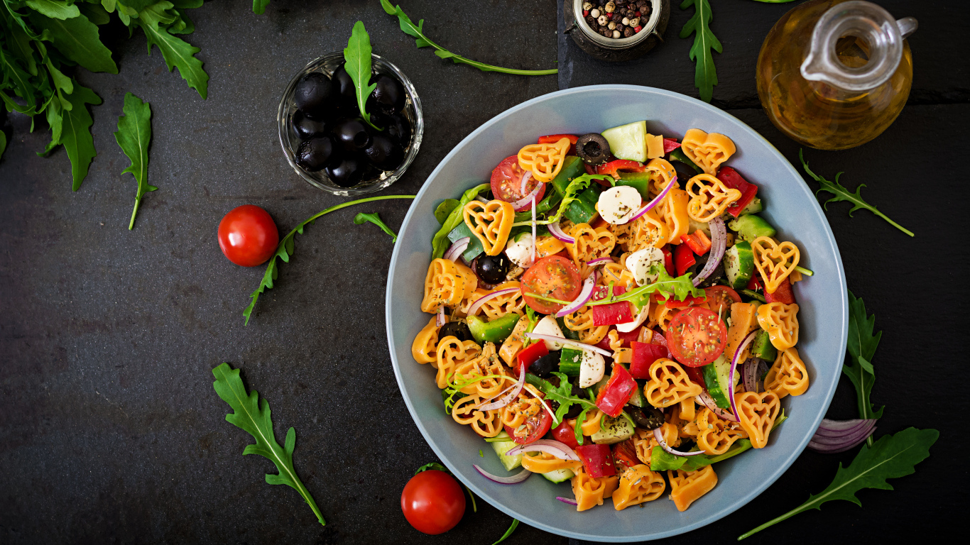 Овощное блюдо с макаронами в тарелке