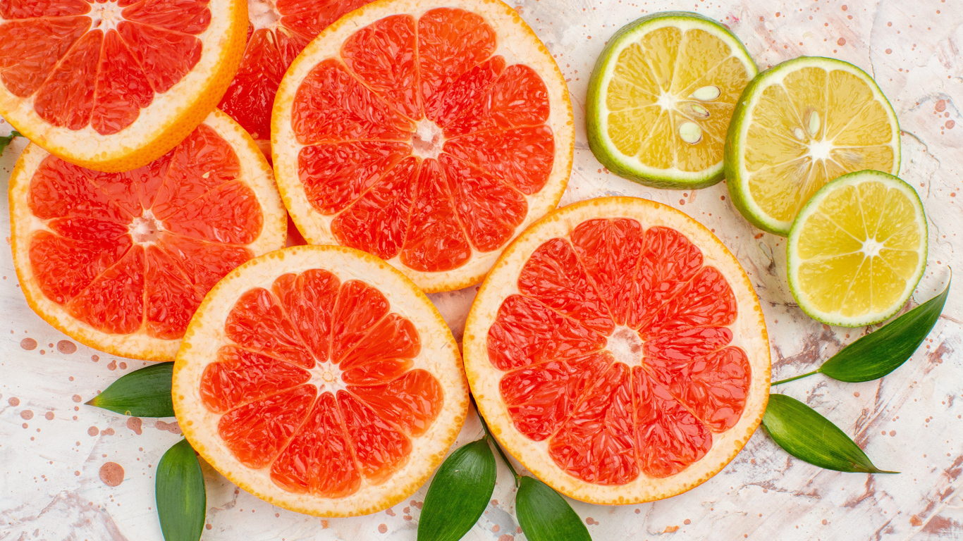 Грейпфрут и лимон нарезанные кусочками на столе