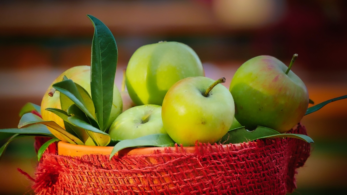 Зеленые яблоки в ведре крупным планом