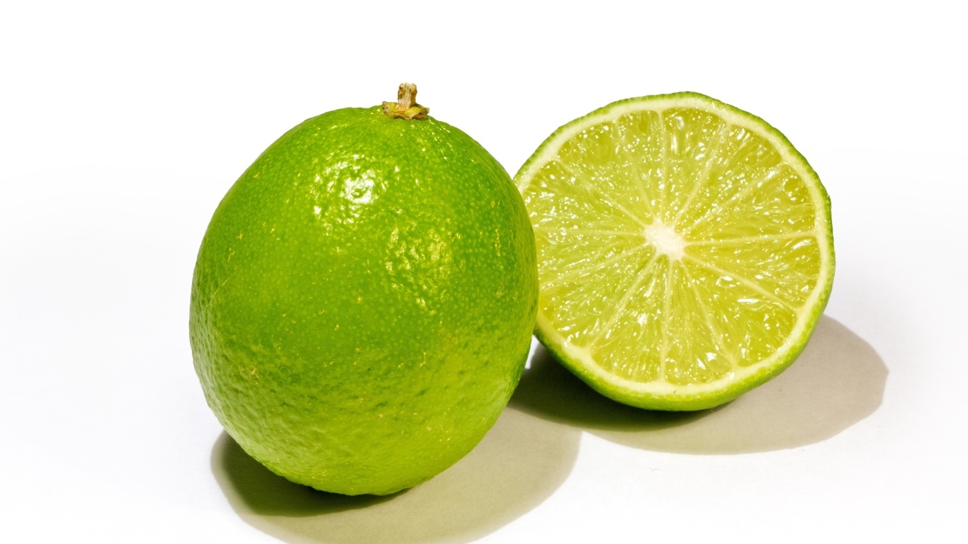Плоды зеленого лайма на белом фоне