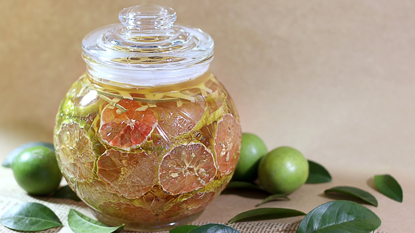 Банка с консервированными лаймами на столе