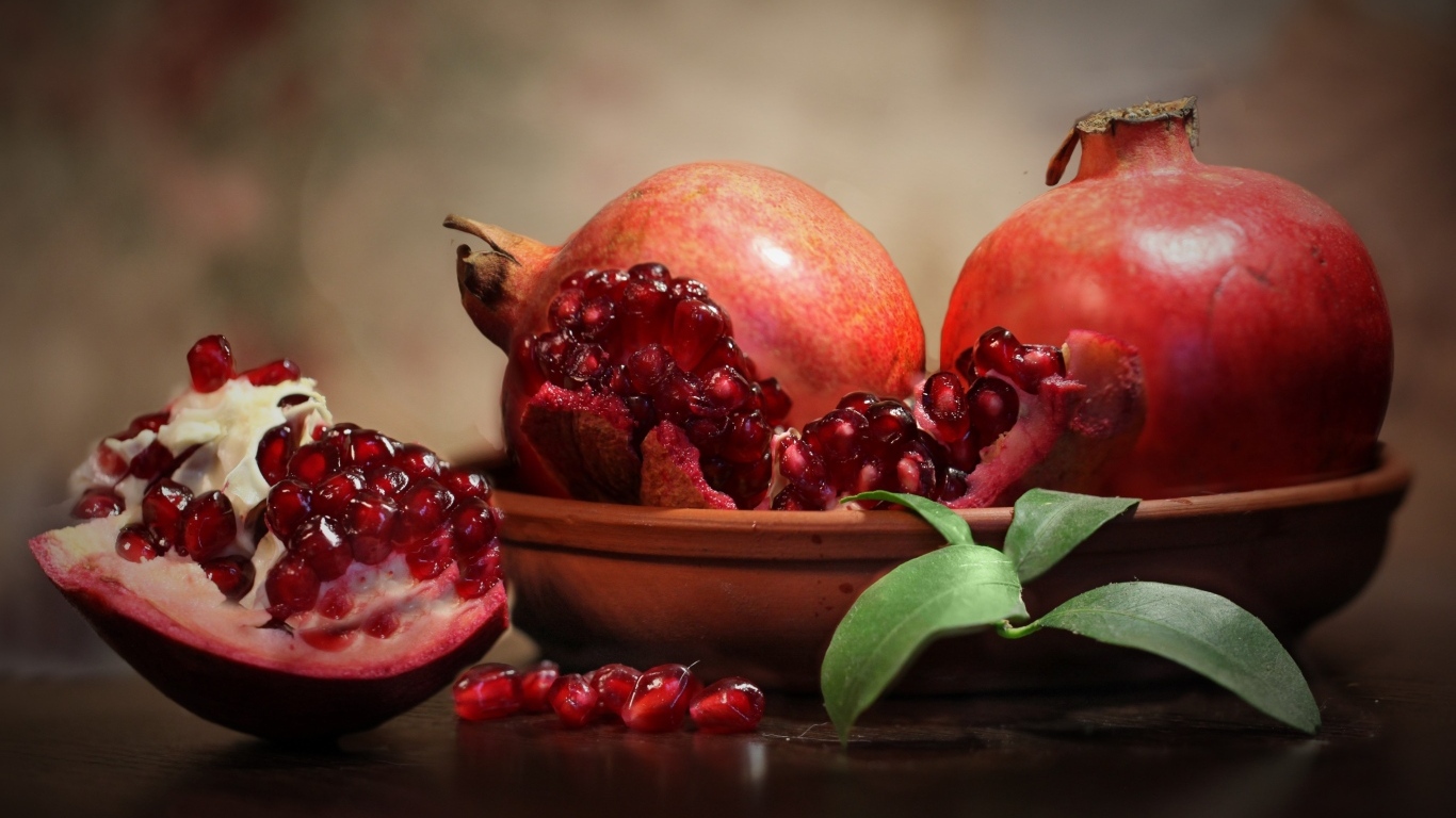 Большие спелые красные плоды граната