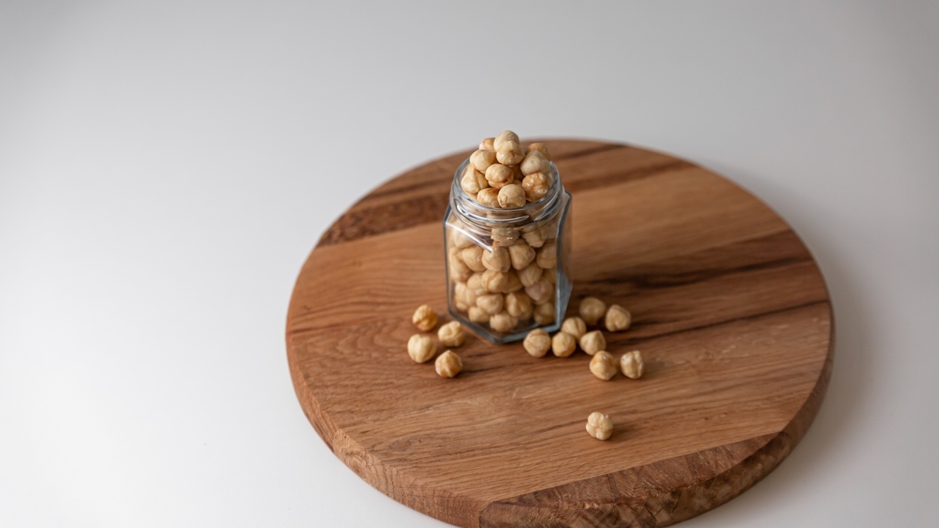 Орехи в банке на деревянной доске