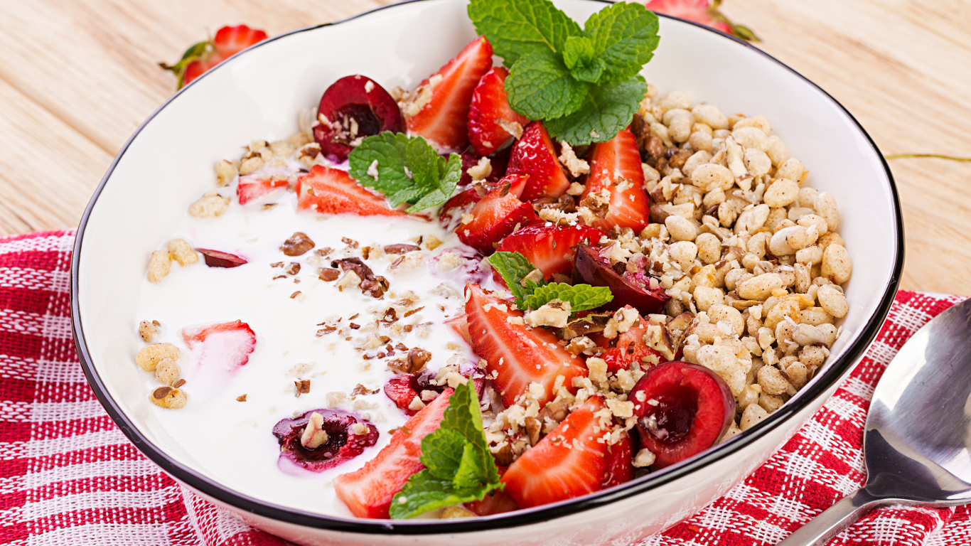 Каша с ягодами и йогуртом на завтрак