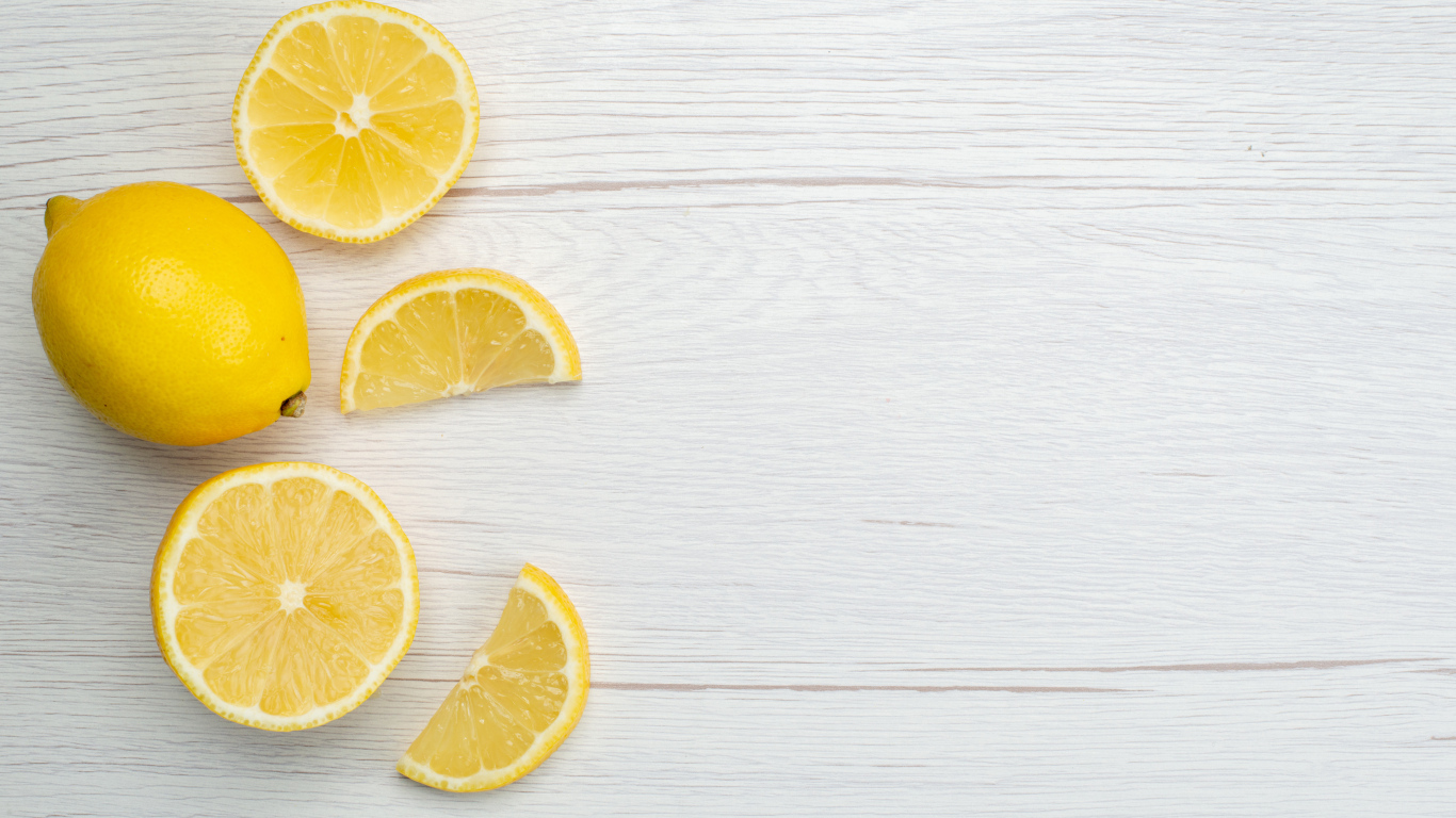 Нарезанный лимон на белом столе вид сверху