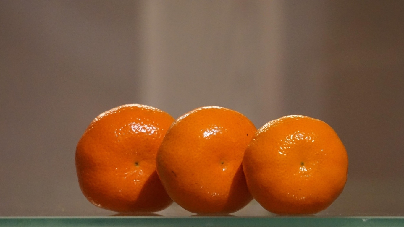 Три красивых мандарина крупным планом