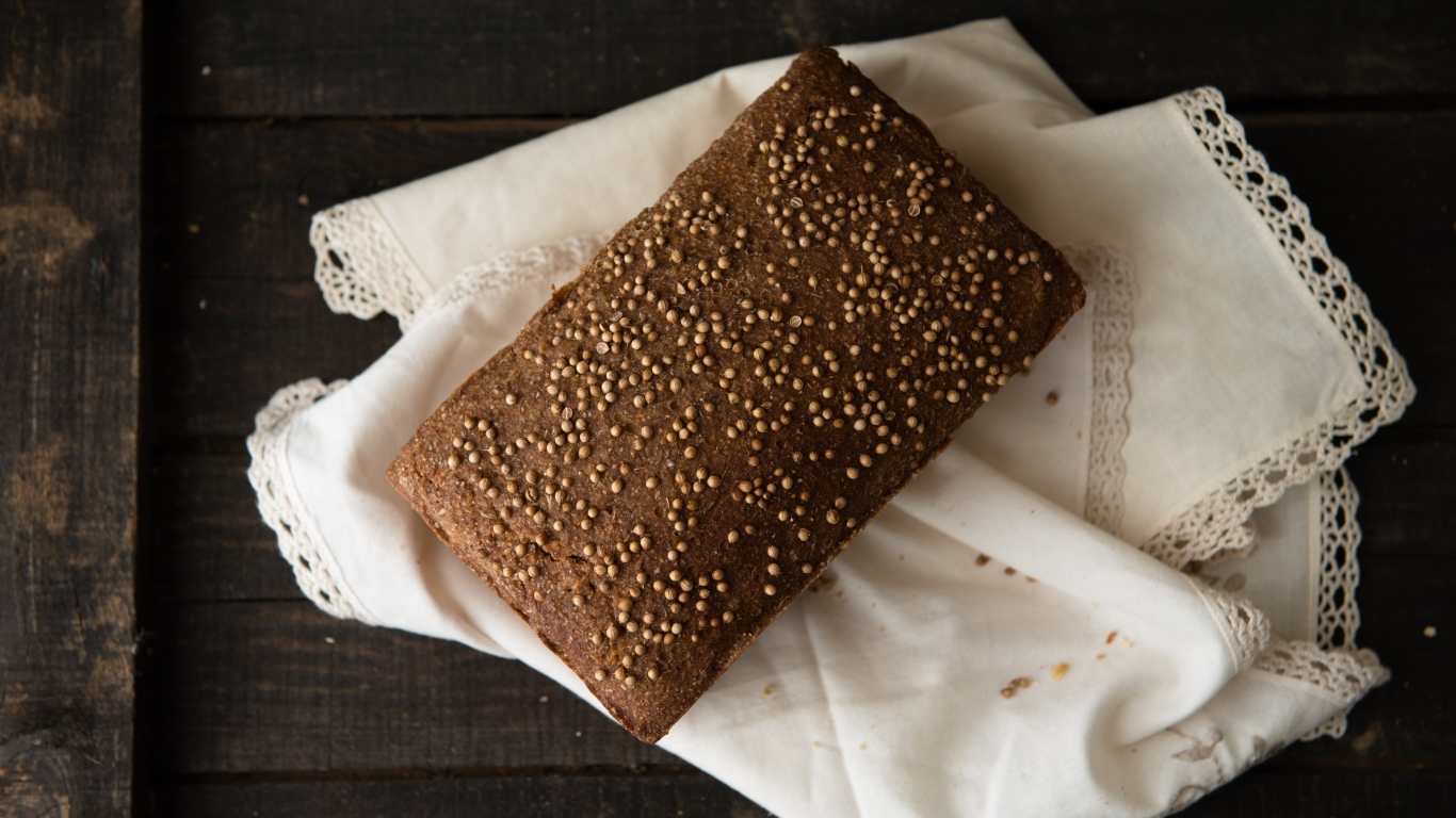 Буханка черного хлеба с тмином