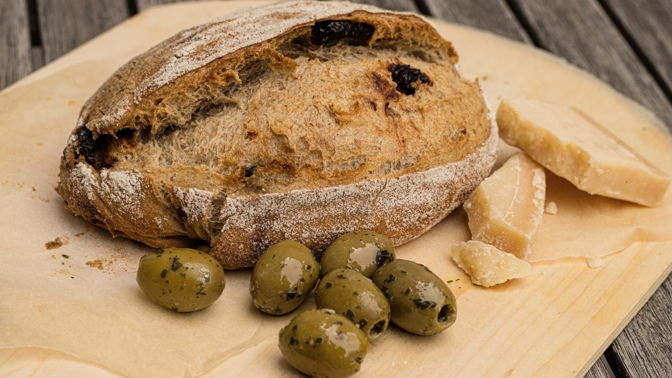 Свежий хлеб с оливками кусочками сыра