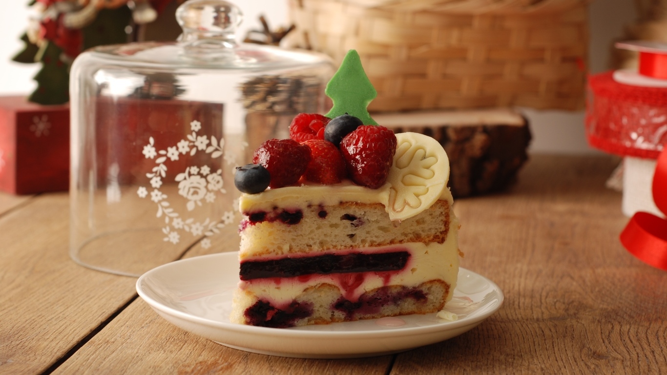 Кусок аппетитного торта с ягодами