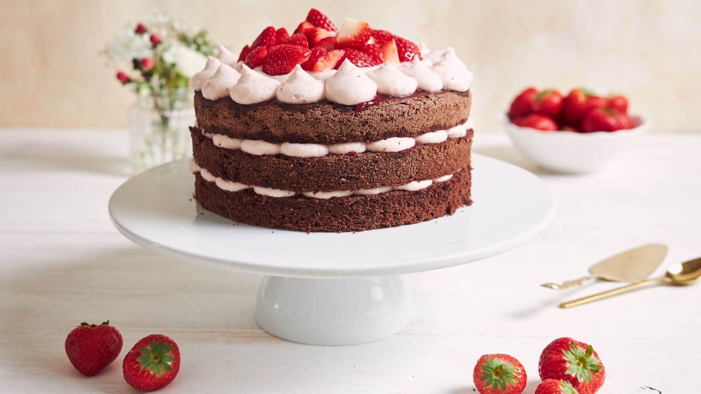 Аппетитный  праздничный торт с кремом и ягодами клубники