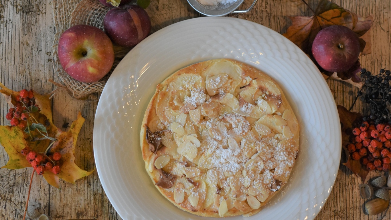 Осенний пирог с яблоками на столе
