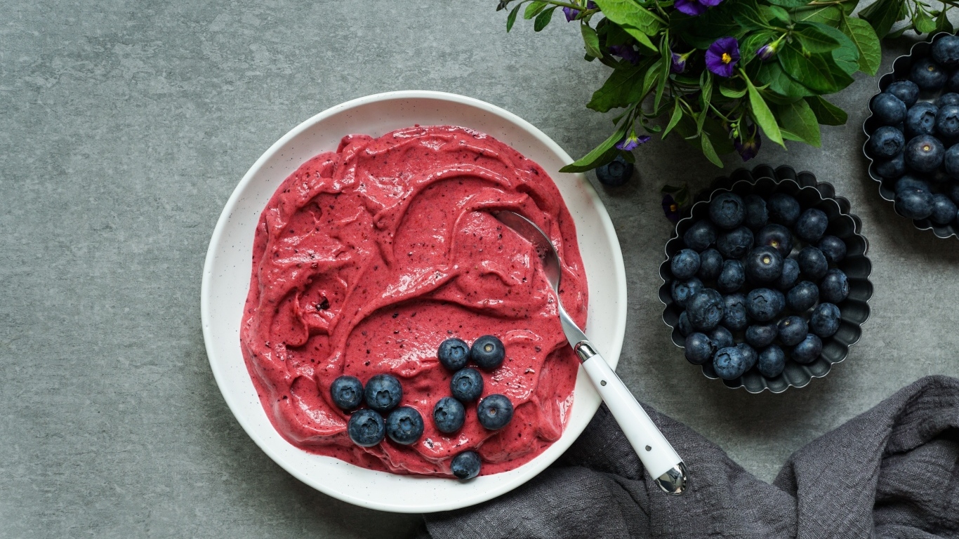 Ягодный щербет с черникой на столе