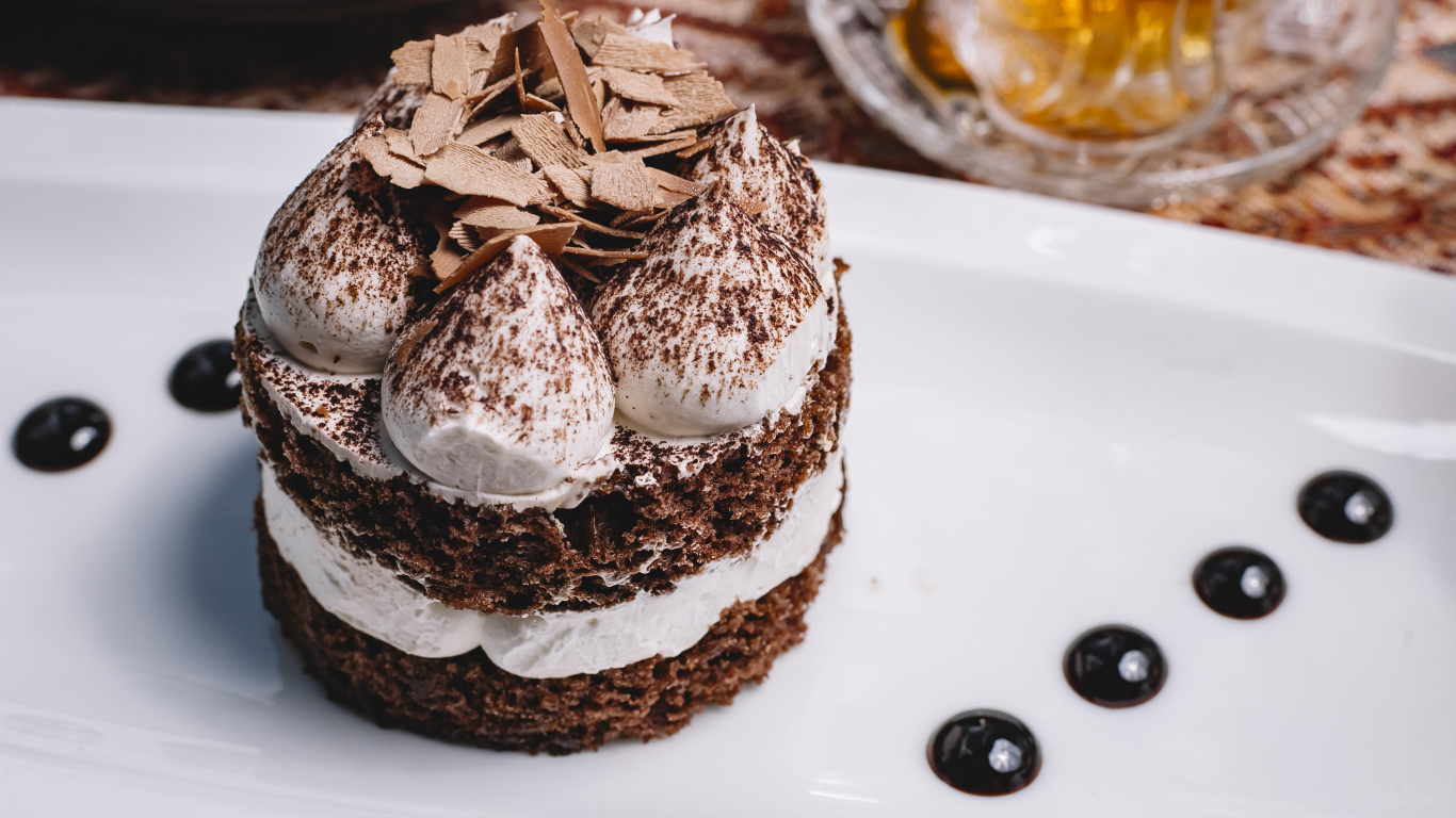 Пирожное со взбитыми сливками и шоколадной стружкой